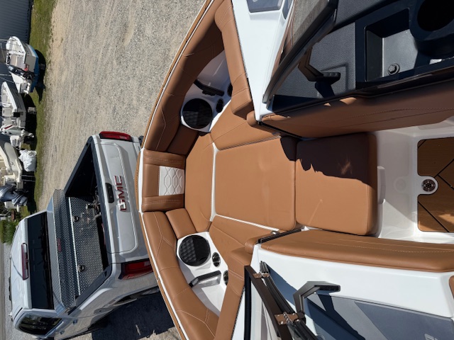 2025 Malibu 23 LSV Icon
